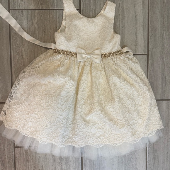 BEAUTIFUL LITTLE GIRL DRESS. 👸 White, tulle, sequins, bow. Size 6! - Picture 1 of 4